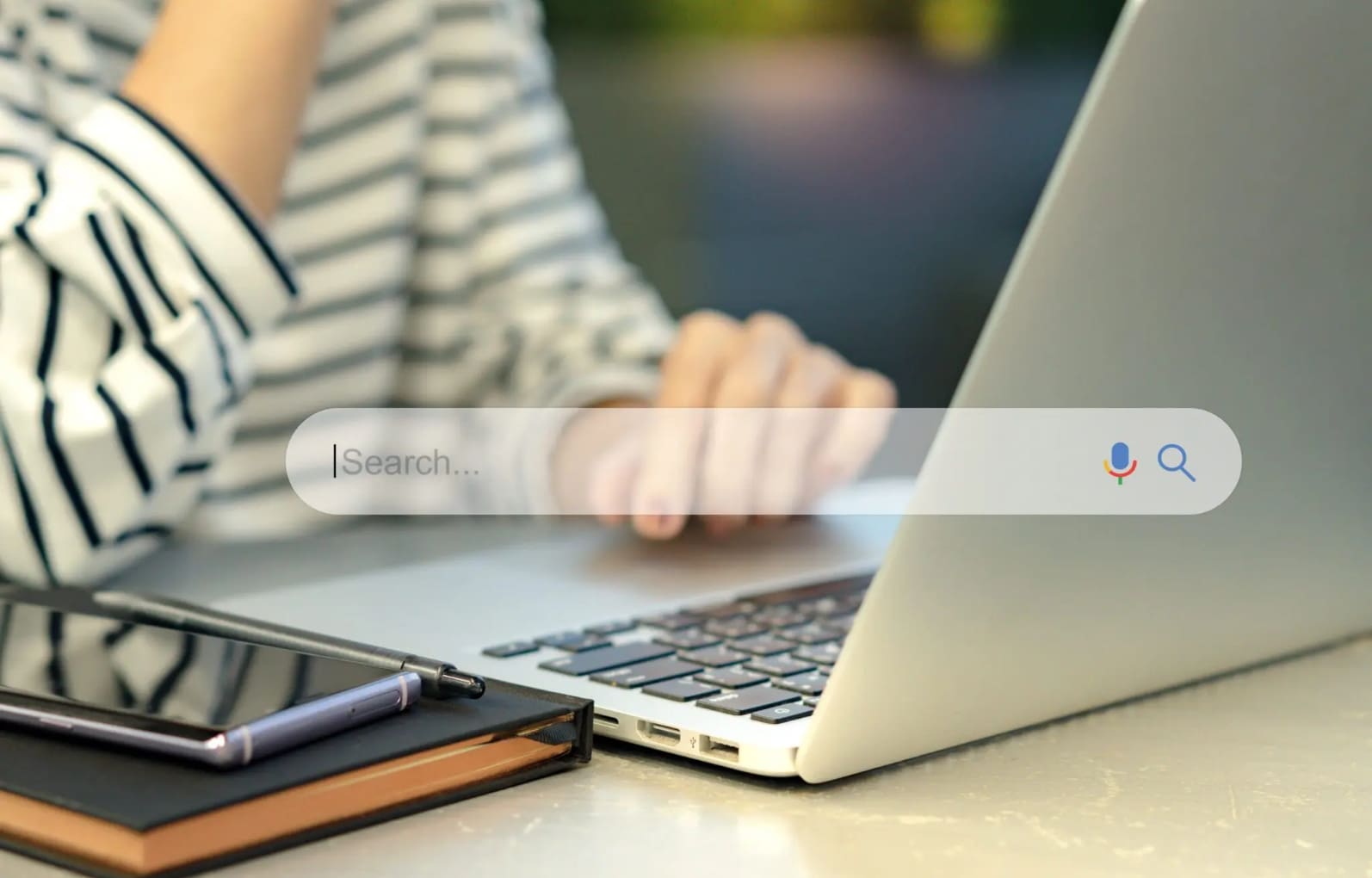 Person am Laptop, die eine Suchmaschine nutzt, symbolisiert individuelle Shopify Lösungen für erfolgreiches E-Commerce
